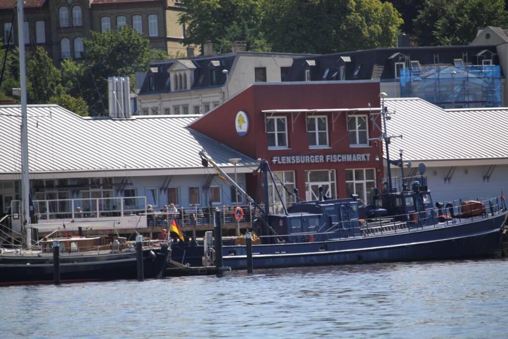 Haushälfte mit Garten und Terrasse Achtung aktuell Baustelle in der Straße Flensburg Exterior foto