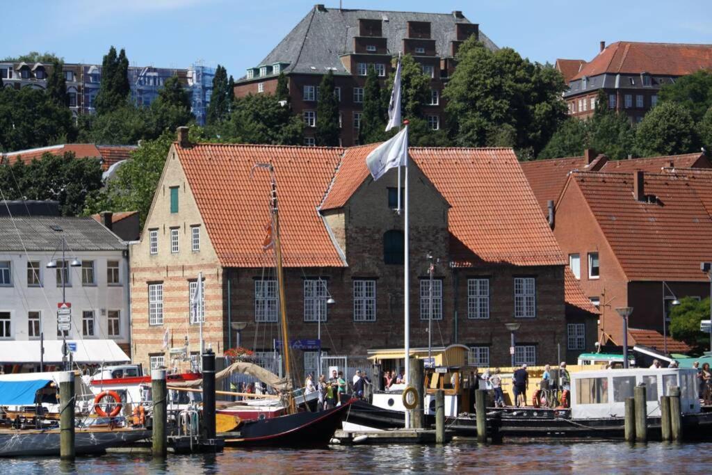 Haushälfte mit Garten und Terrasse Achtung aktuell Baustelle in der Straße Flensburg Exterior foto