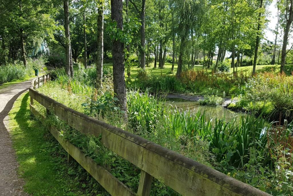 Haushälfte mit Garten und Terrasse Achtung aktuell Baustelle in der Straße Flensburg Exterior foto