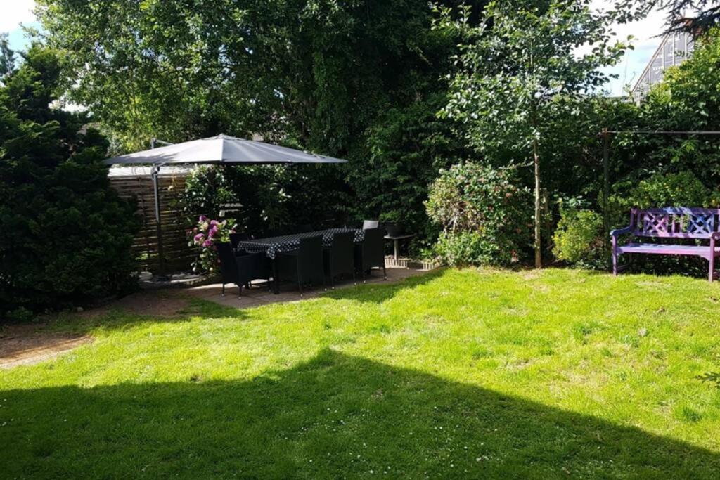 Haushälfte mit Garten und Terrasse Achtung aktuell Baustelle in der Straße Flensburg Exterior foto