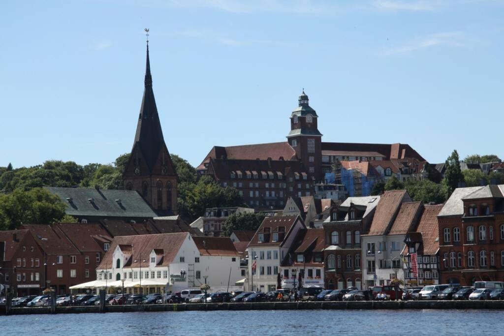 Haushälfte mit Garten und Terrasse Achtung aktuell Baustelle in der Straße Flensburg Exterior foto