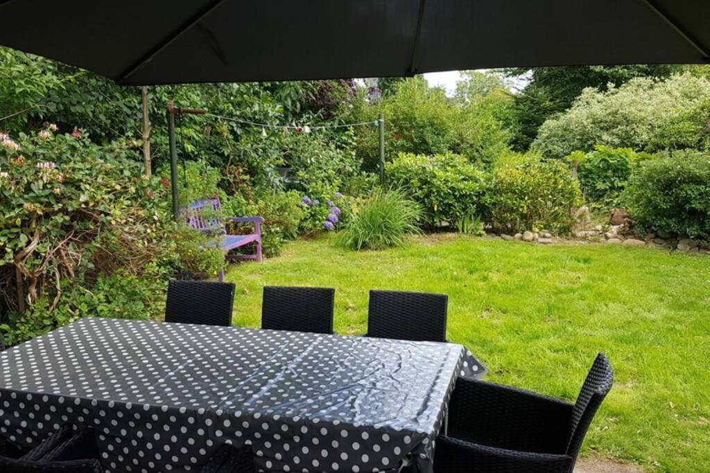 Haushälfte mit Garten und Terrasse Achtung aktuell Baustelle in der Straße Flensburg Exterior foto