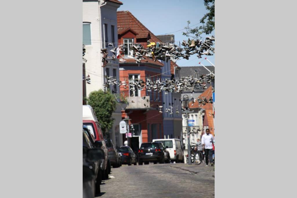 Haushälfte mit Garten und Terrasse Achtung aktuell Baustelle in der Straße Flensburg Exterior foto