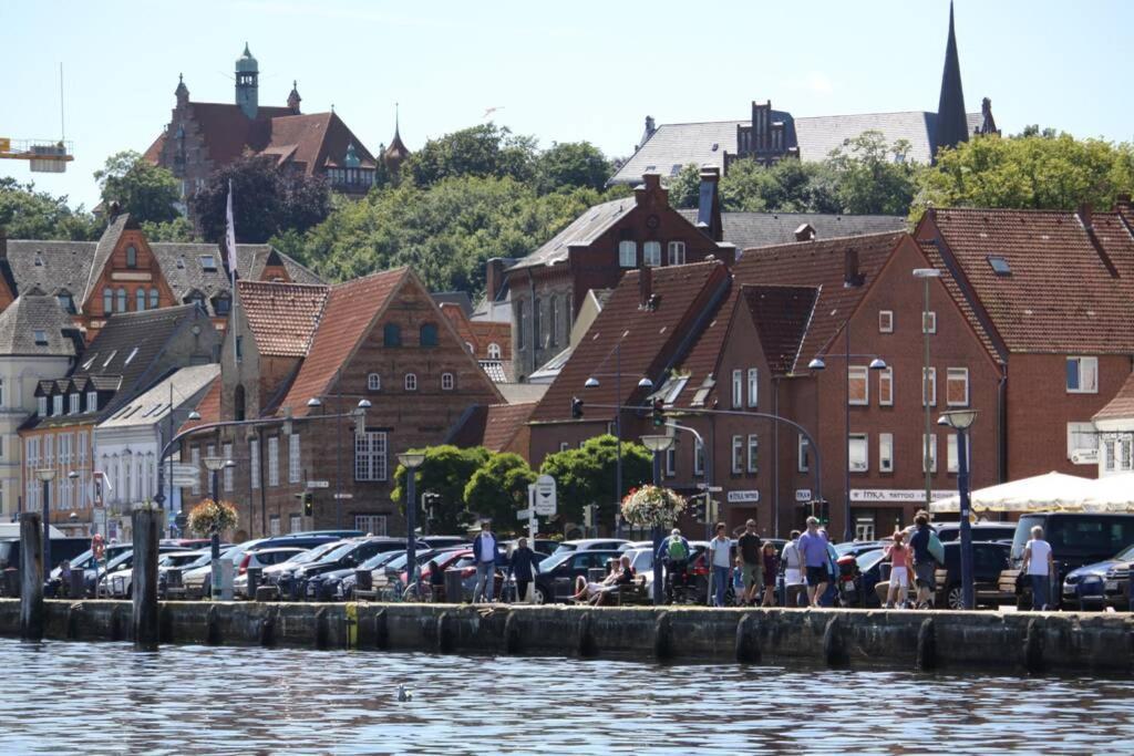 Haushälfte mit Garten und Terrasse Achtung aktuell Baustelle in der Straße Flensburg Exterior foto