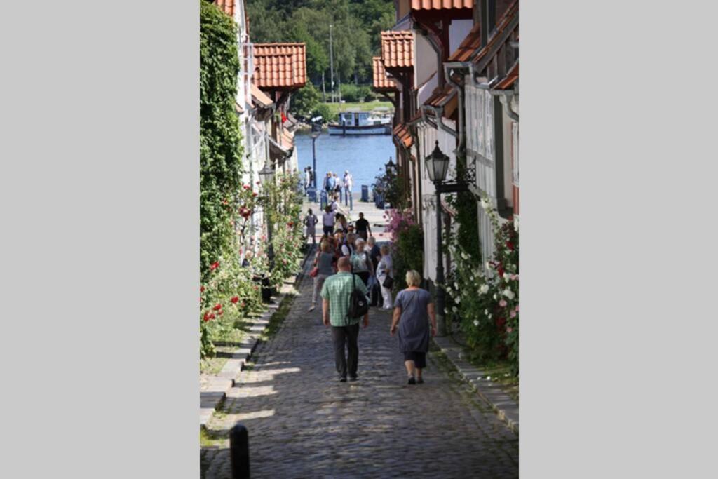 Haushälfte mit Garten und Terrasse Achtung aktuell Baustelle in der Straße Flensburg Exterior foto